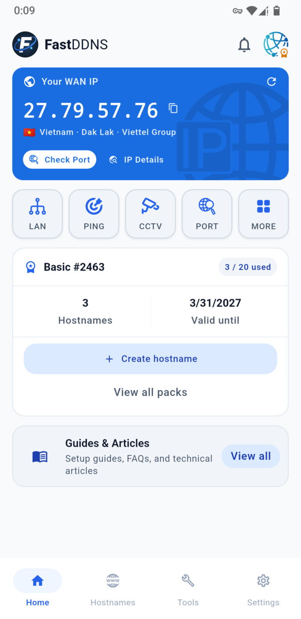 FastDDNS 應用程式主畫面，顯示目前的 WAN IP、國家／地區與 ISP、快速網路工具，以及主機名方案用量
