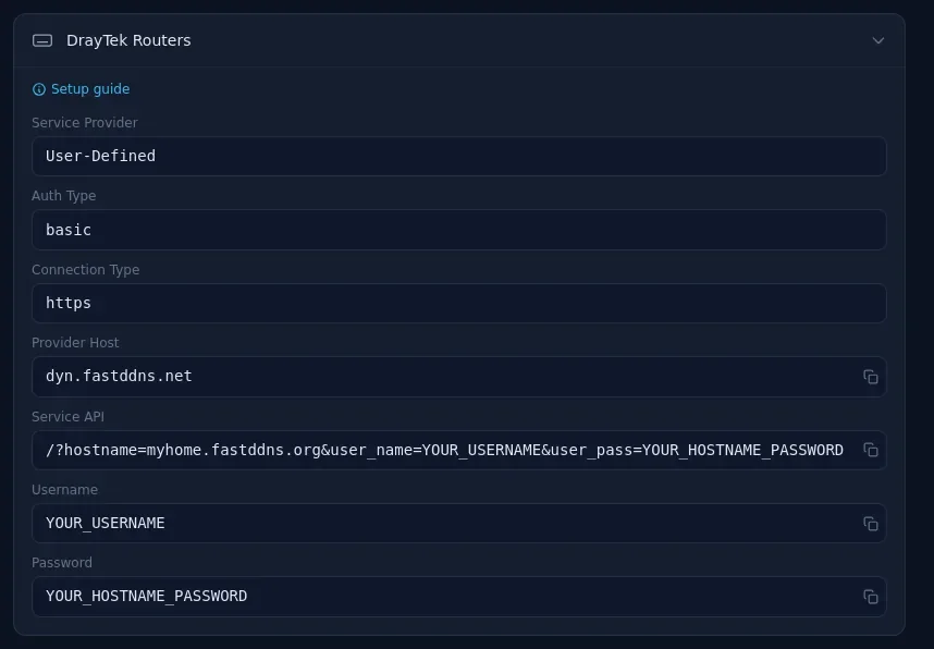 صفحة اسم المضيف في FastDDNS مع توسيع لوحة أجهزة توجيه DrayTek، تعرض مزود الخدمة معرف من قبل المستخدم، نوع المصادقة أساسي، نوع الاتصال https، مزود المضيف dyn.fastddns.net وسلسلة واجهة برمجة التطبيقات الخاصة بالخدمة